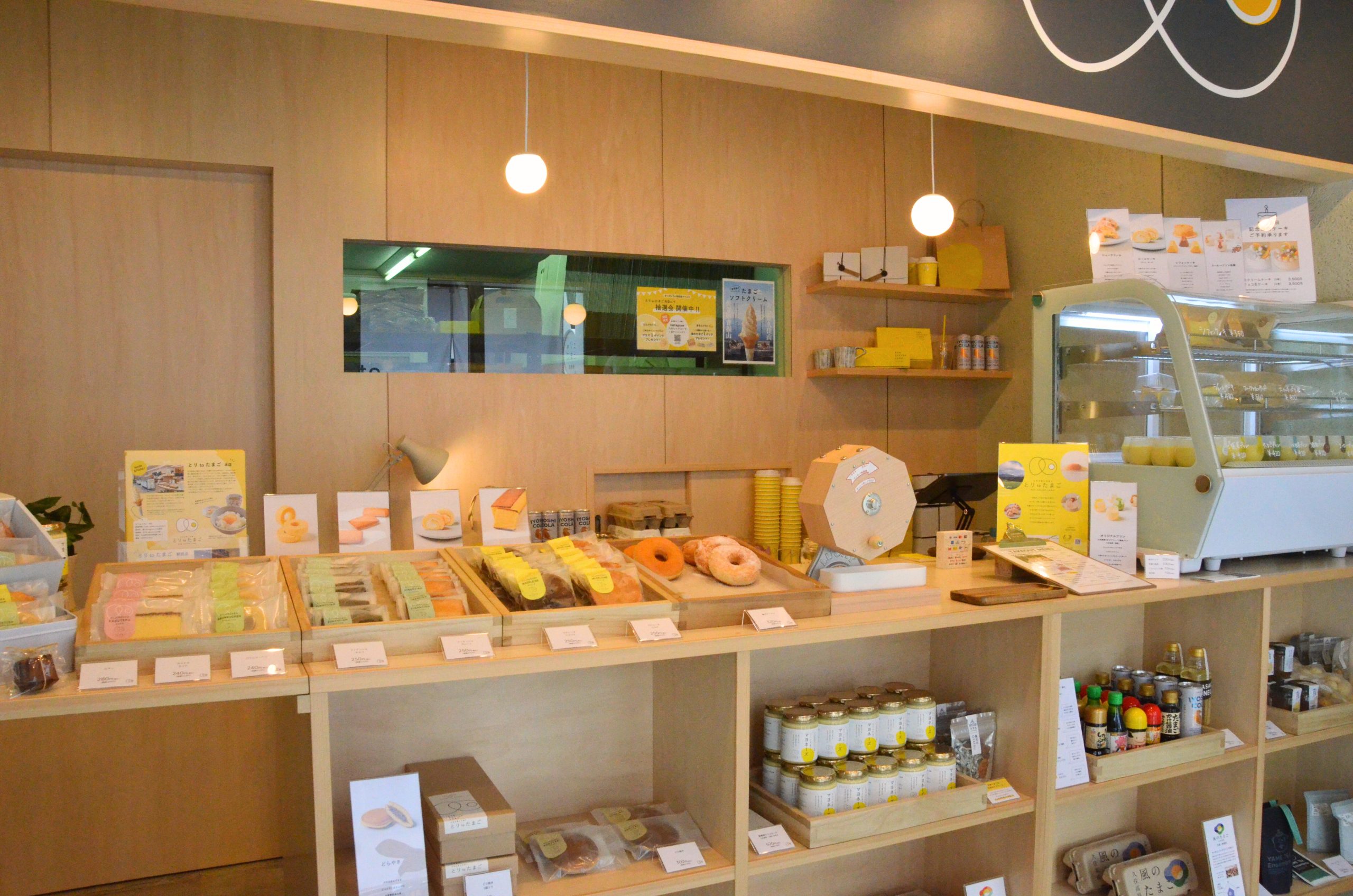 木の温もりを感じられる店構え